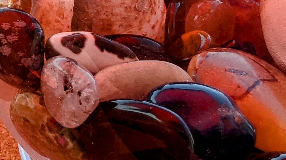 Nahaufnahme: Trommelsteine aus Achat, Karneol und Jaspis
