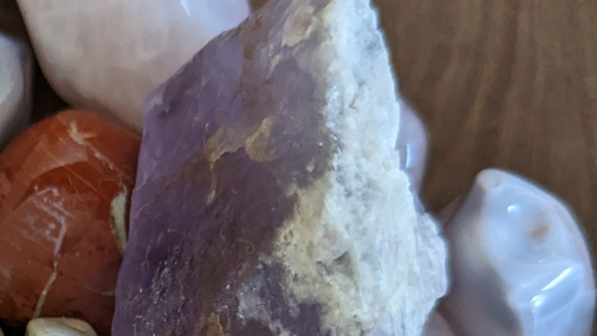 Amethyst-Rohstein zwischen Rosenquarz und Karneol
